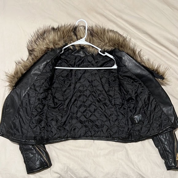 Black leather jacket with a removable fur collar. - Picture 3 of 4
